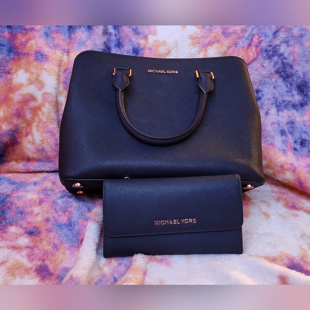 -🥰Michael Kors crossbody satchel purse comes with a matching wallet🥰